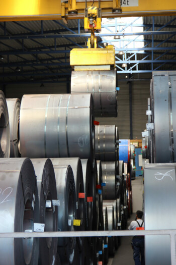 Zur Erzeugung erstklassiger Fein-, Mittel- und Grobbleche werden die Coils sehr schonend transportiert. Zur Erzeugung erstklassiger Fein-, Mittel- und Grobbleche werden die Coils sehr schonend transportiert.