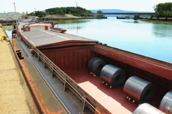 Anlieferung der Coils mit dem Schiff auf der Donau zu unserem Logisitk-Center im Hafen Krems.