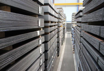 Die Markierung der Blechpakete erfolgt mittels Klebeetiketten auf den Stahlbändern. So bleiben die Bleche sauber und können bis zum letzten Blech zugeordnet werden. Die Markierung der Blechpakete erfolgt mittels Klebeetiketten auf den Stahlbändern. So bleiben die Bleche sauber und können bis zum letzten Blech zugeordnet werden.