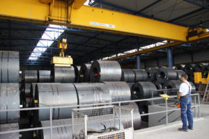 Die Coils werden mit dem Magnetkran in die Lagerhalle verbracht. Die Coils werden mit dem Magnetkran in die Lagerhalle verbracht.