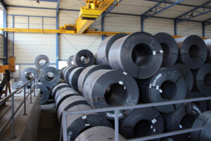 Die Lagerung der Coils erfolgt zur Sicherung der Qualität der Stahlbleche in der Halle. Die Lagerung der Coils erfolgt zur Sicherung der Qualität der Stahlbleche in der Halle.