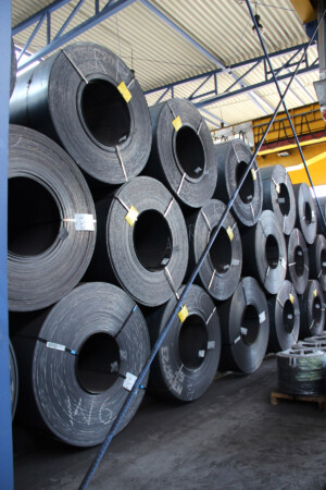 Lagerung in der Halle. Coils für Qualitätsbleche. Lagerung in der Halle. Coils für Qualitätsbleche.