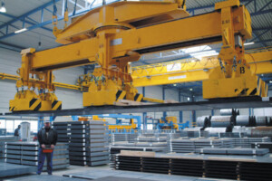 Blechpakete mit Magnetkran in der Halle. Exterstahl liefert Ihr Blech mit dem ServicePlus. Blechpakete mit Magnetkran in der Halle. Exterstahl liefert Ihr Blech mit dem ServicePlus.