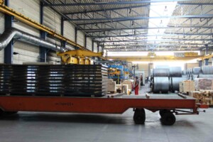 Die Bleche werden zu Bleckpaketen gebündelt und transportgerecht verpackt. Die Bleche werden zu Bleckpaketen gebündelt und transportgerecht verpackt.